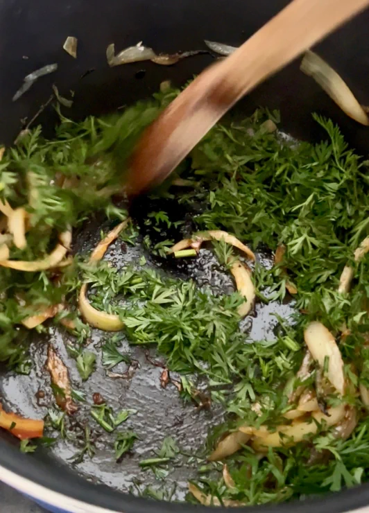Recette de bouillon aux fanes de carottes