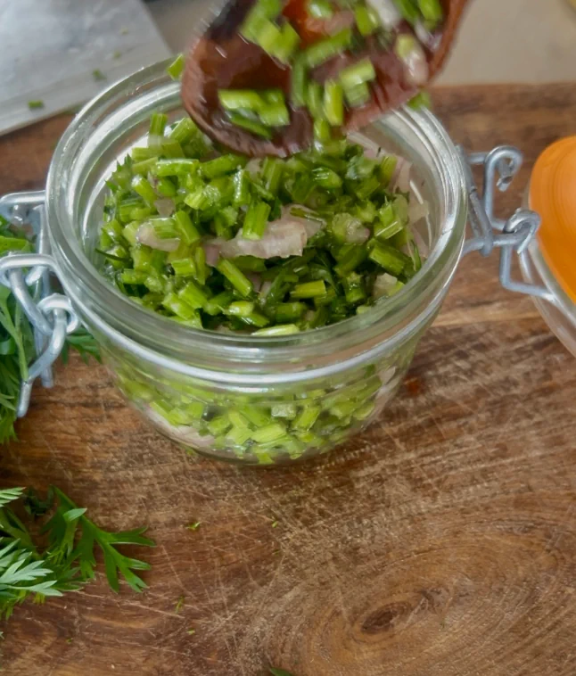 Recette de pickles aux fanes de carotte